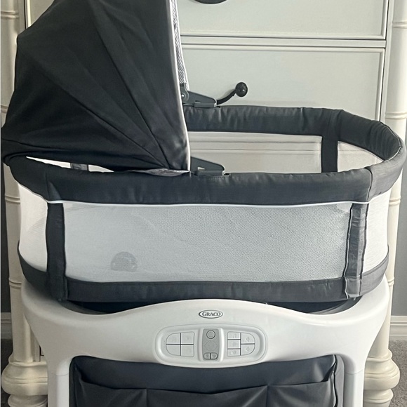 Graco Black and White Baby Bassinet - Picture 1 of 1